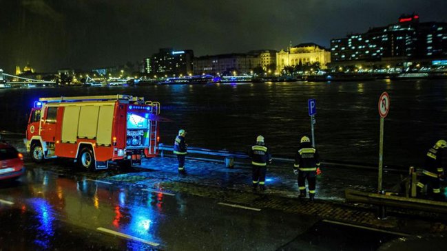  Budapest: 7 muertos y 21 desaparecidos al naufragar un barco turístico  