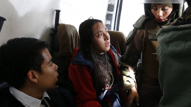 Gobierno rectifica: Carabinera que agredió a estudiante de fotografía no fue dada de baja