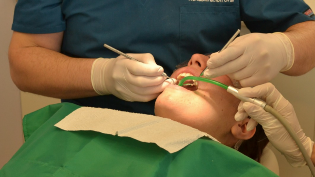 Llegó atrasado, no le quisieron ver un diente y le pegó al dentista