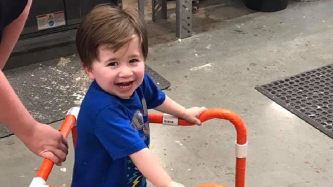 Niño con problemas para caminar fue sorprendido por unos trabajadores con hermoso gesto