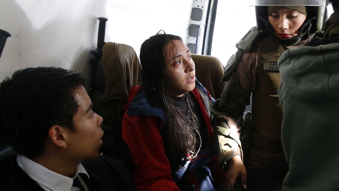 Gobierno rectifica: Carabinera que agredió a estudiante de fotografía no fue dada de baja