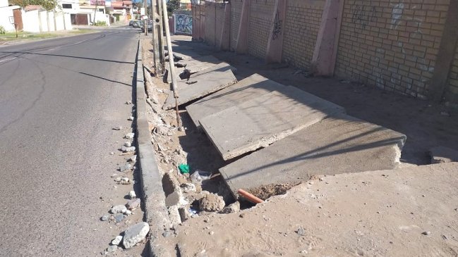 Vereda de Iquique hace méritos para ser considerada la más desastrosa de Chile