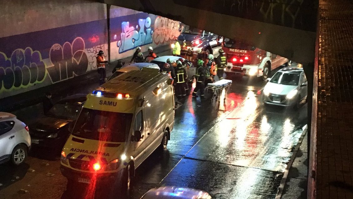 Cuatro autos y un bus del Transantiago protagonizaron choque en el centro