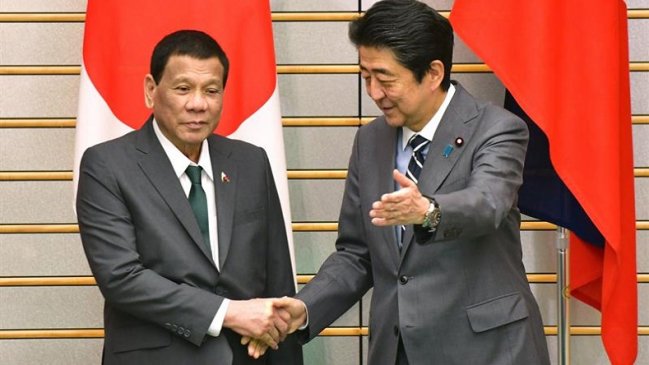 Presidente de Filipinas besó a mujeres en escenario y dijo que era gay pero 