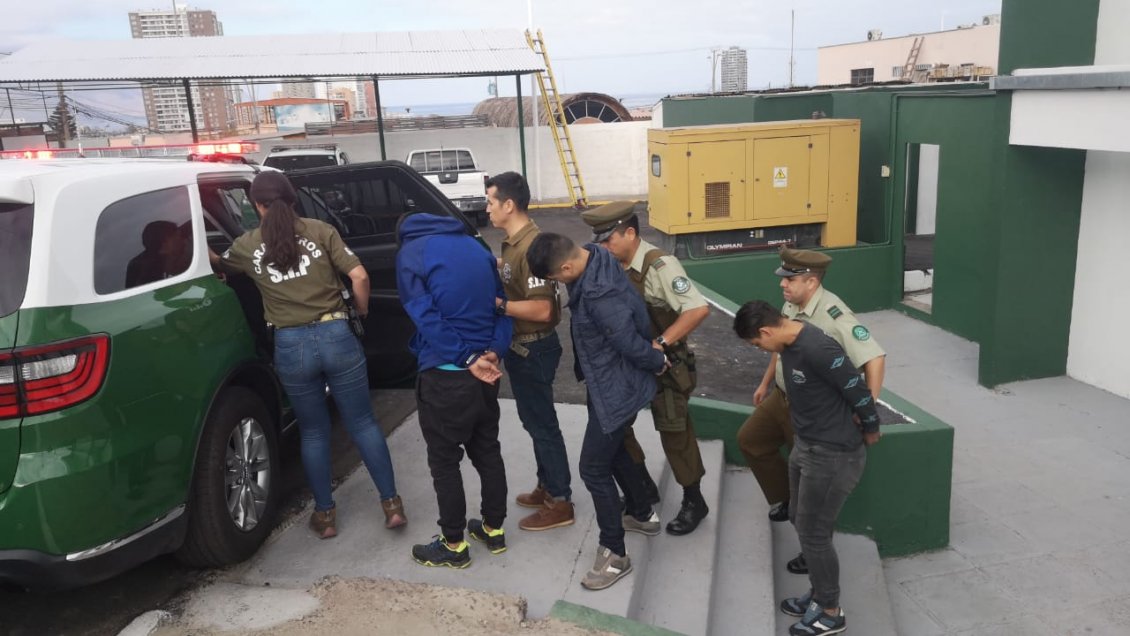 Delincuentes fueron detenidos cuando robaban dos restoranes al mismo tiempo