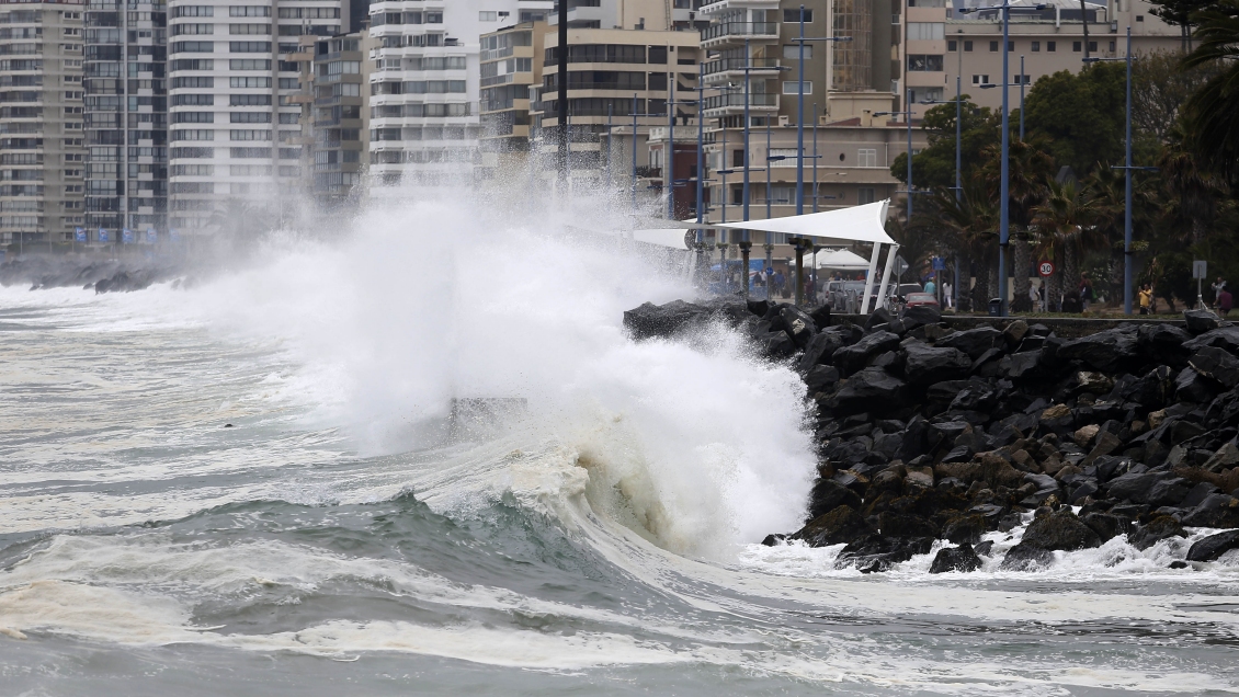 Marejadas afectarán las costas entre Aysén y Arica hasta el jueves