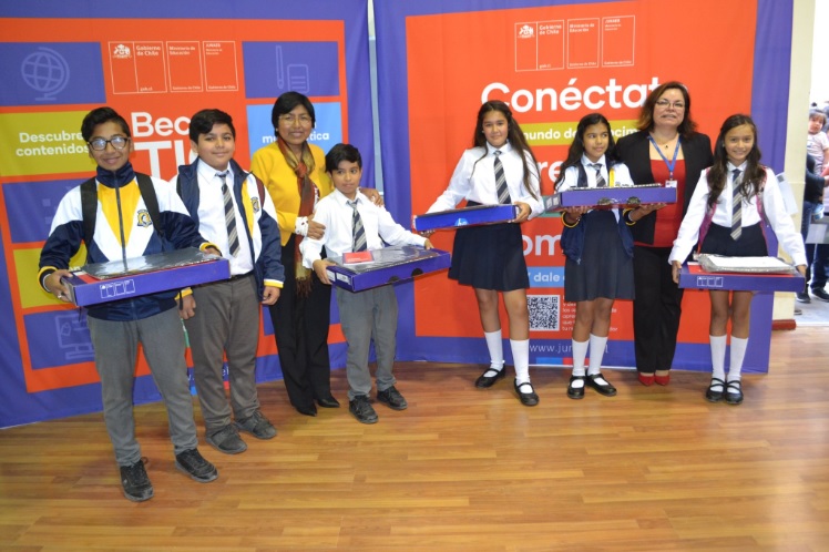 Arica y Parinacota: Mil 800 estudiantes serán beneficiados con computadores