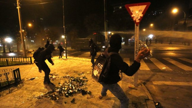 Incidentes en Valparaíso dejaron ocho detenidos y una moto de Carabineros quemada