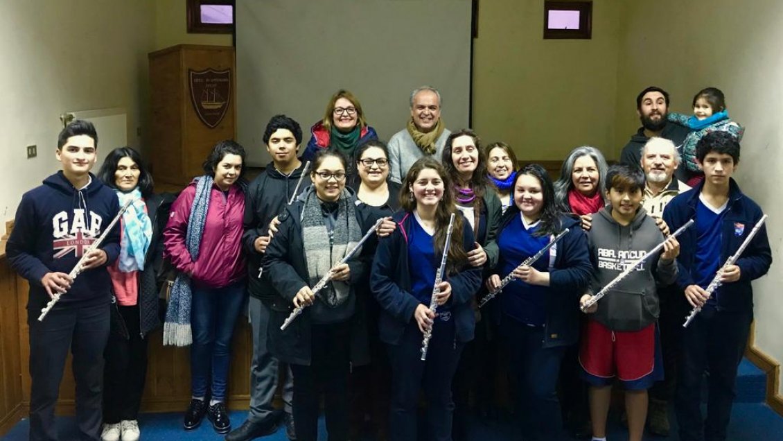 Estudiantes y profesores participan del primer taller de flauta traversa en la Isla Grande de Chiloé