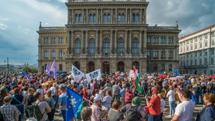  Húngaros protestan contra reforma del gobierno en la ciencia  