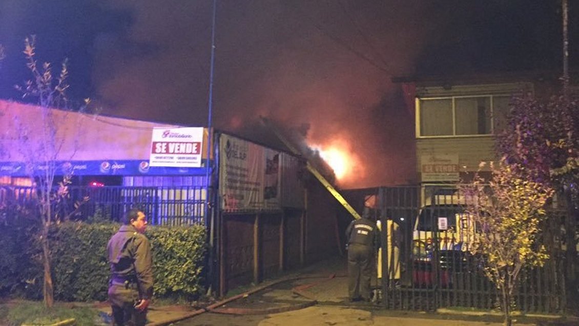 Hogar de ancianos fue evacuado por incendio en local de comida rápida en Temuco