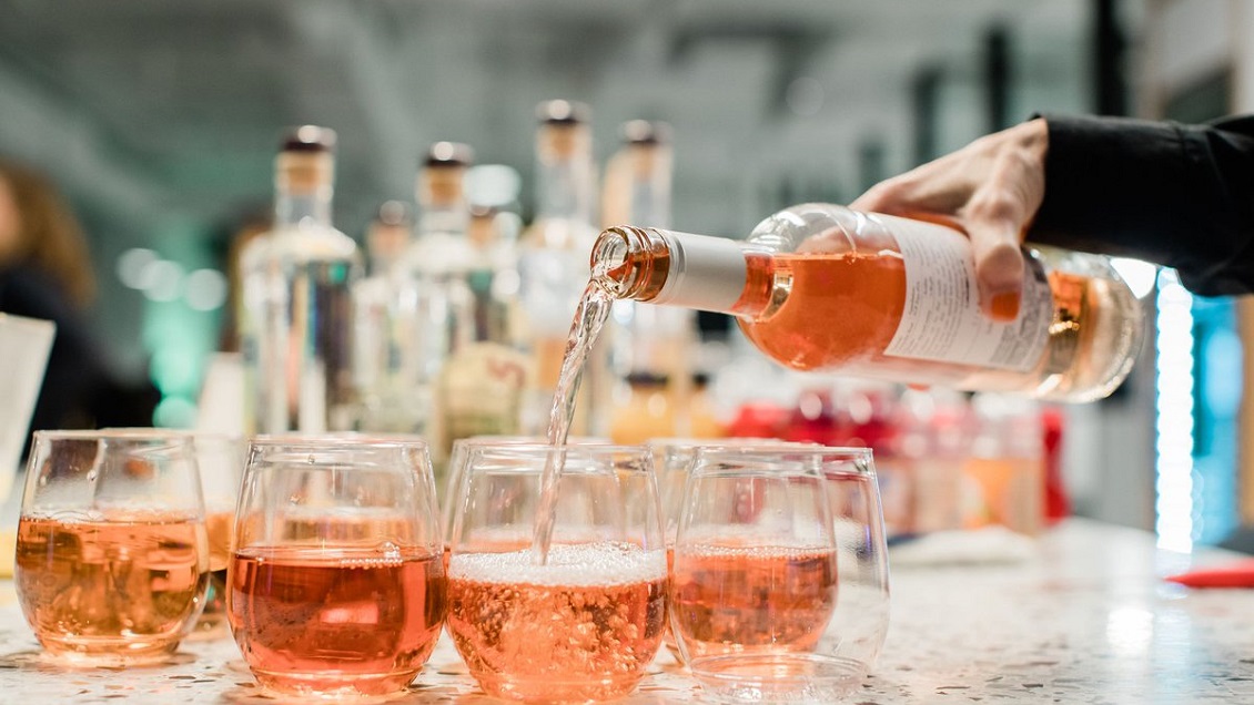 Compañía busca a persona para pagarle 7 millones de pesos por recorrer Francia tomando vino