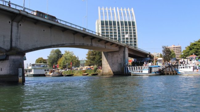 Conductor ebrio impactó barrera de puente y cayó al Río Valdivia