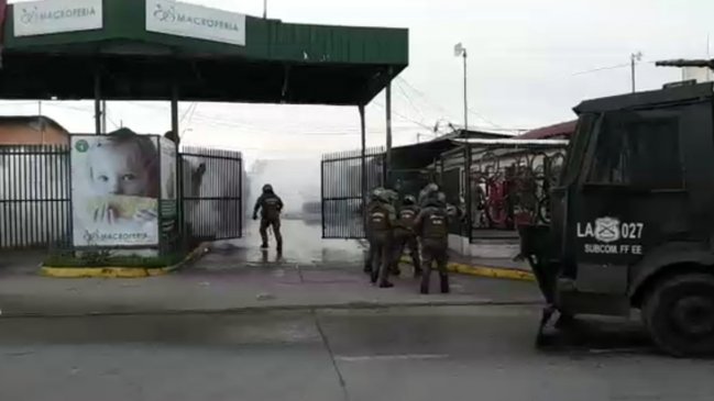 Cuatro detenidos tras enfrentamiento entre locatarios de Macroferia y Carabineros en Talca