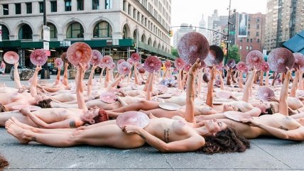 Más de 100 mujeres protestaron desnudas frente a la oficina de Facebook  