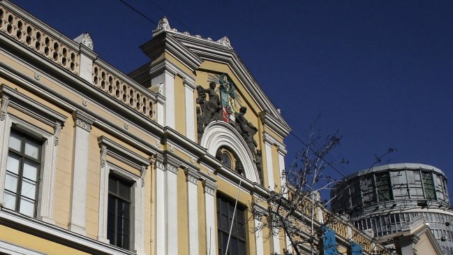 Contraloría ordenó sumario por millonaria deuda en la Universidad de Chile