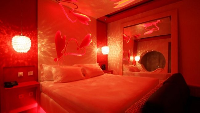 Mujer demandó a motel porque su marido supo que era infiel al usar tarjeta de crédito