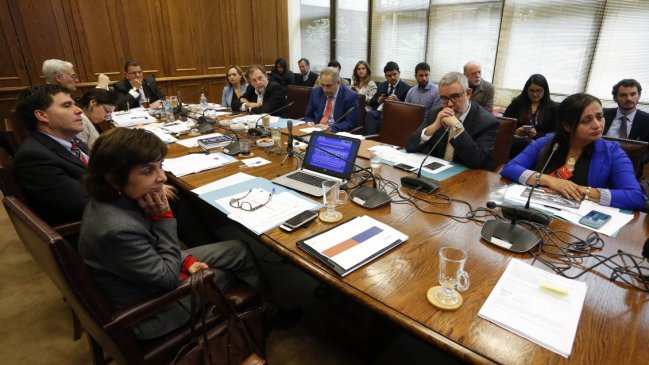 Ley del Cáncer y reforma a las isapres divide a la Comisión de Salud del Senado