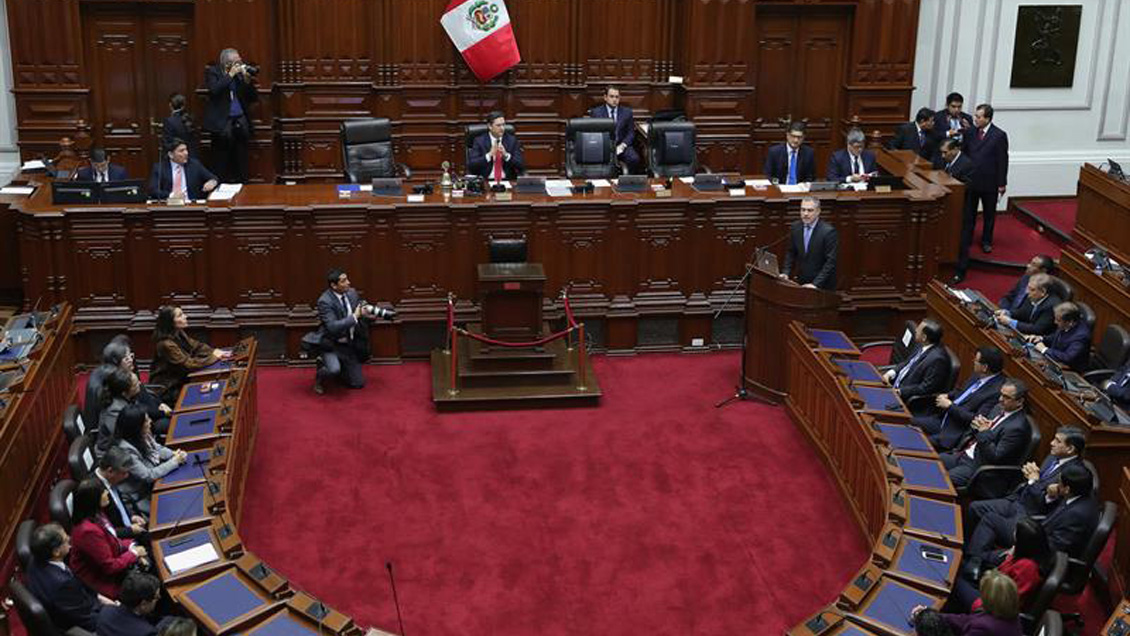 Bajo riesgo de disolución, el Congreso peruano postergó decisión sobre la cuestión de confianza