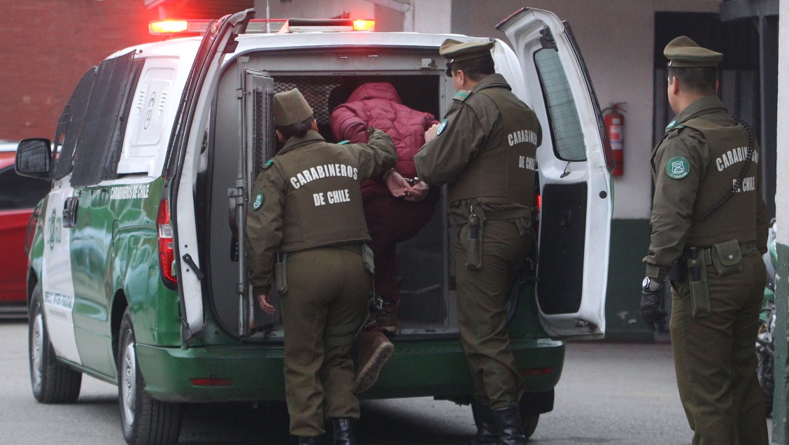Detienen a hombre acusado de engañar a menores para obtener 