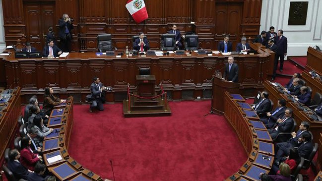 Bajo riesgo de disolución, el Congreso peruano postergó decisión sobre la cuestión de confianza