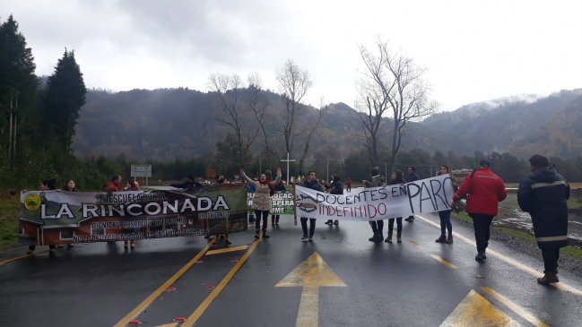 Paro docente: Profesores de la precordillera de Los Ríos cortaron ruta internacional