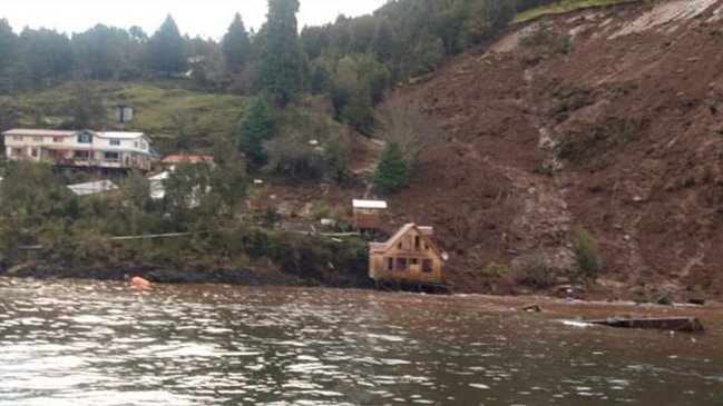 Cinco casas en riesgo por deslizamiento de tierra en Hualaihué
