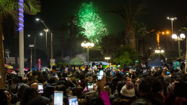 Miles de personas celebraron con música y fuegos artificiales la víspera del 7 de junio