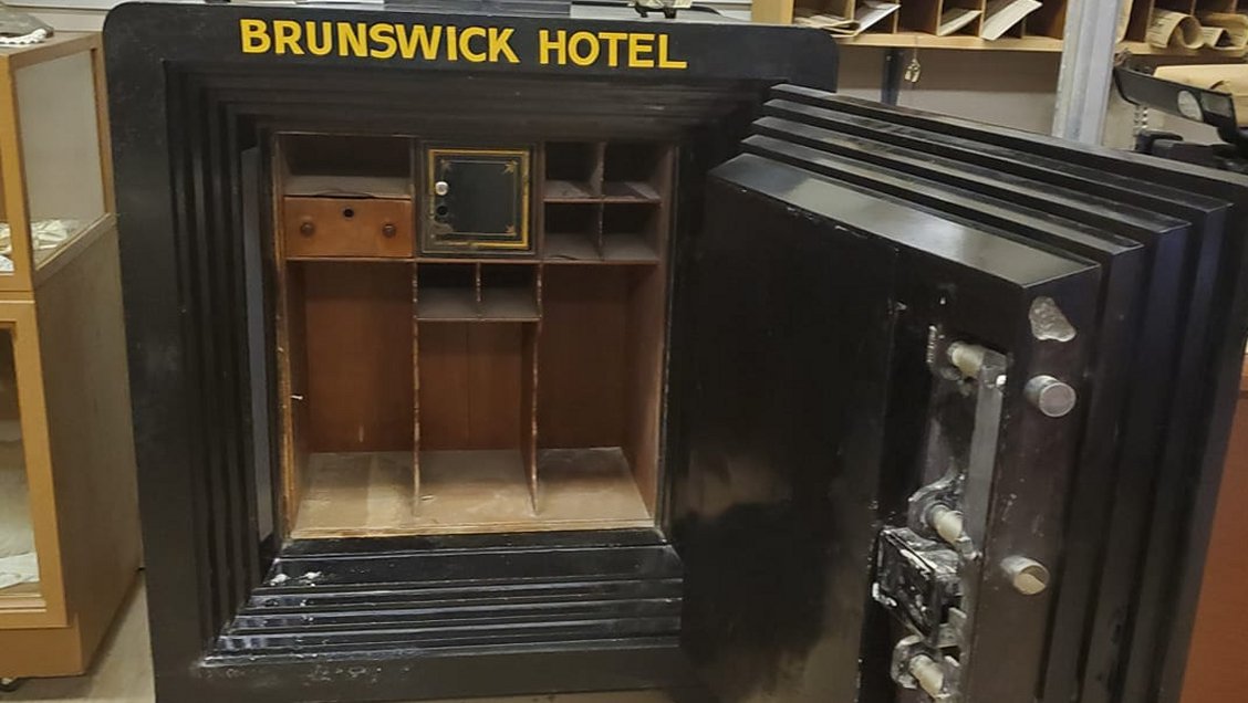 Un turista descifró la clave de una caja fuerte que estuvo cerrada por 50 años