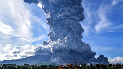  Erupción en Indonesia: Cenizas llegaron hasta los 7.000 metros de altura  