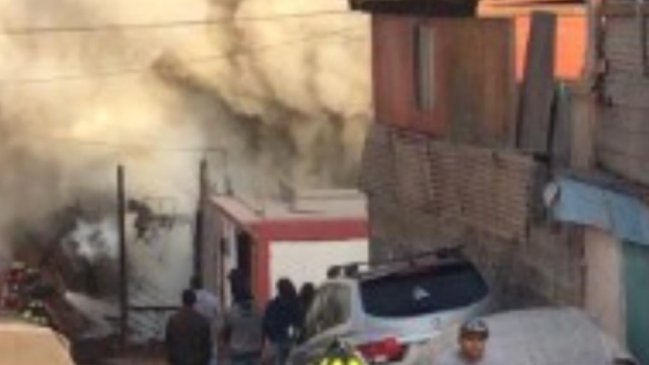 Antofagasta: Bomberos impidió que quema de basura destruyera viviendas