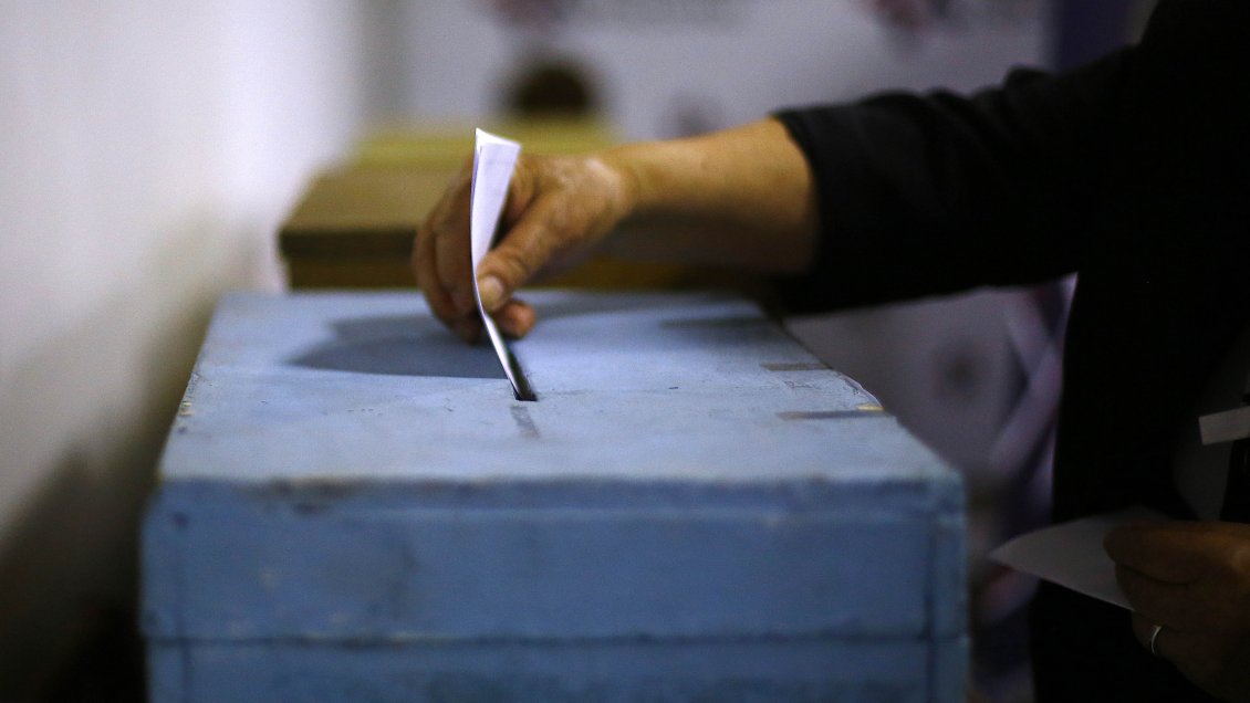 Debate sobre postergar elección de gobernadores divide al oficialismo