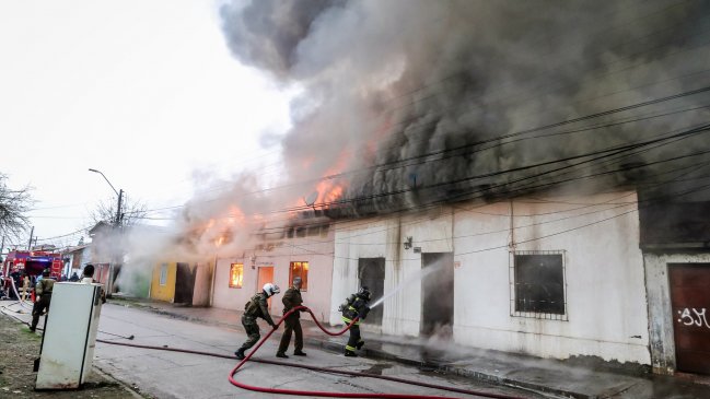 Incendio afectó a tres inmuebles en San Fernando
