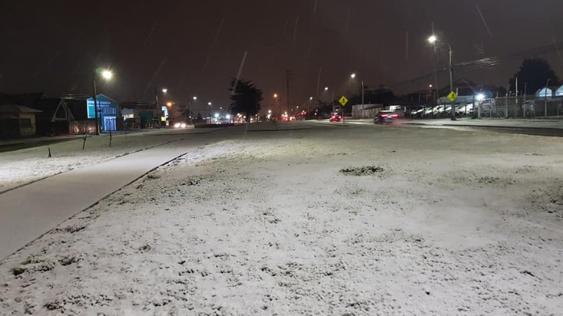 Vuelos suspendidos y otros trastornos genera primera nevazón del año en Punta Arenas