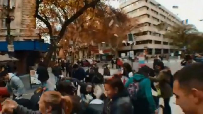 Cantante intentó promocionar su show lanzando dinero al aire, pero le robaron el bolso