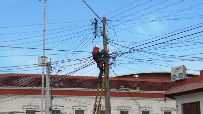 Iquique: Comenzó retiro de cables en desuso cerca del Mercado Centenario