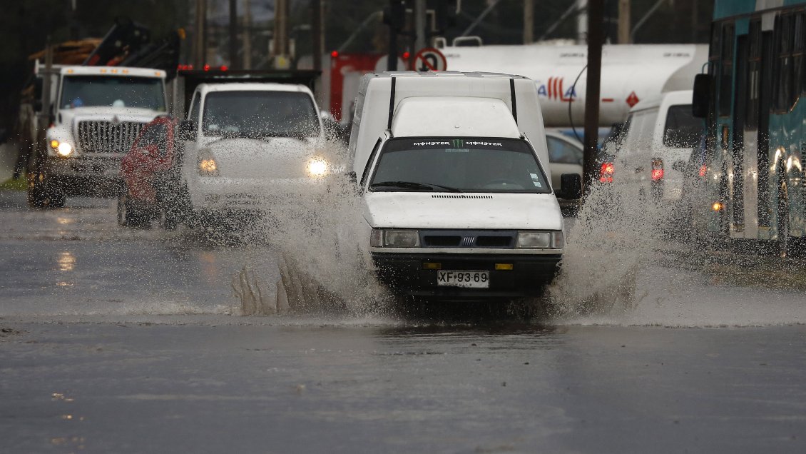 Sistema frontal causa cortes de luz e inundaciones en las calles de la zona centro-sur