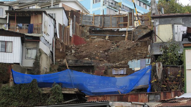 Derrumbe dejó inhabitables dos casas en el Cerro Polanco de Valparaíso
