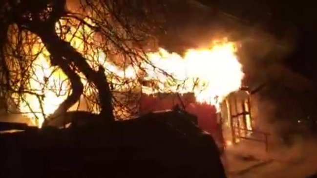 Talca: Adulto mayor postrado falleció en incendio que afectó a dos viviendas