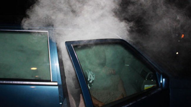Vidrios empañados los delataron: Detuvieron a dos amigos consumiendo marihuana en un auto