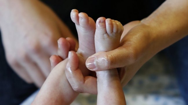  VTR implementó inédito postnatal masculino de ocho semanas  