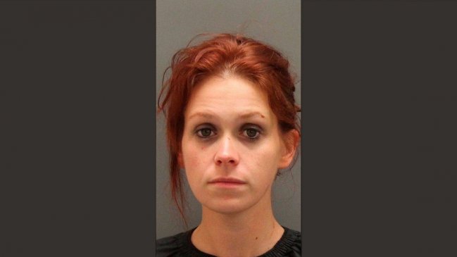 Mujer fue arrestada manejando ebria un camión de juguete