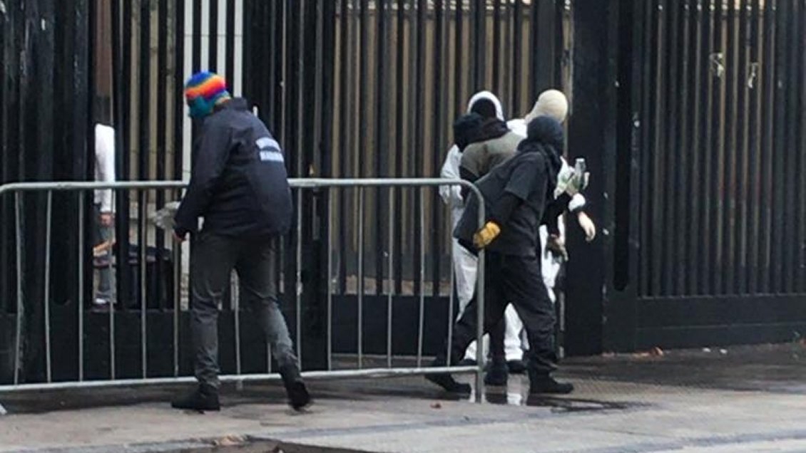Una veintena de encapuchados se enfrentó con molotovs a Carabineros en el Instituto Nacional