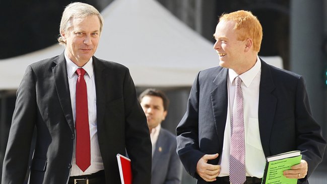 RN abrió un expediente de expulsión contra Rojo Edwards por su cercanía a José Antonio Kast