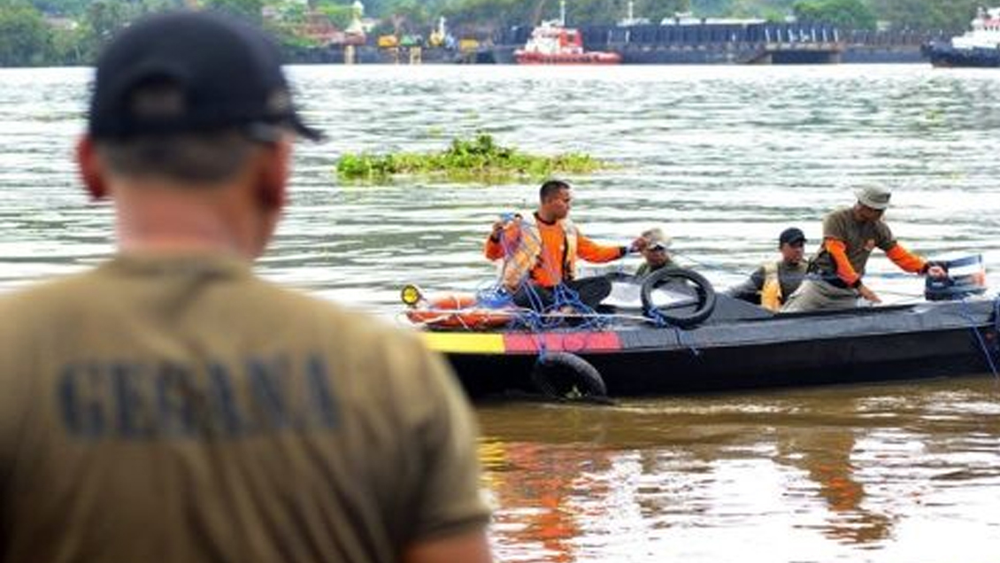 Al menos 17 muertos y un desaparecido por naufragio de ferry en Indonesia