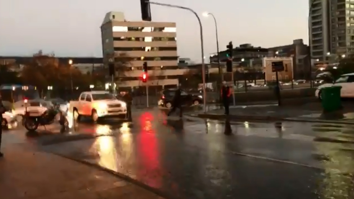 Rotura de matriz de agua genera gran congestión en el centro de Santiago