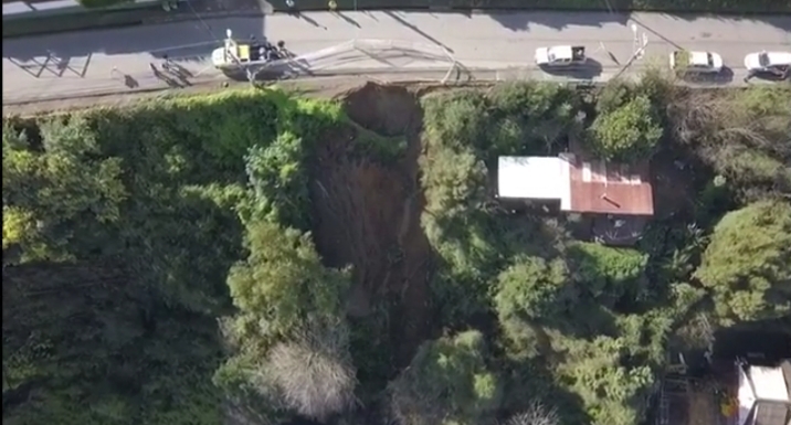 Anuncian cierre del acceso norte a Dichato ante el peligro de derrumbes