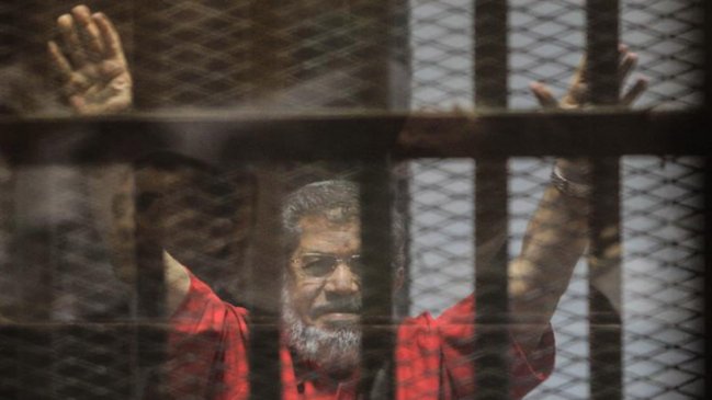 Ex presidente egipcio Mohamed Morsi fue sepultado en El Cairo un día después de morir