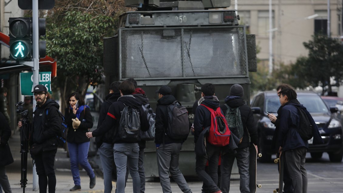 Alcalde adelantó vacaciones en el Instituto Nacional y respaldó ingreso de Carabineros