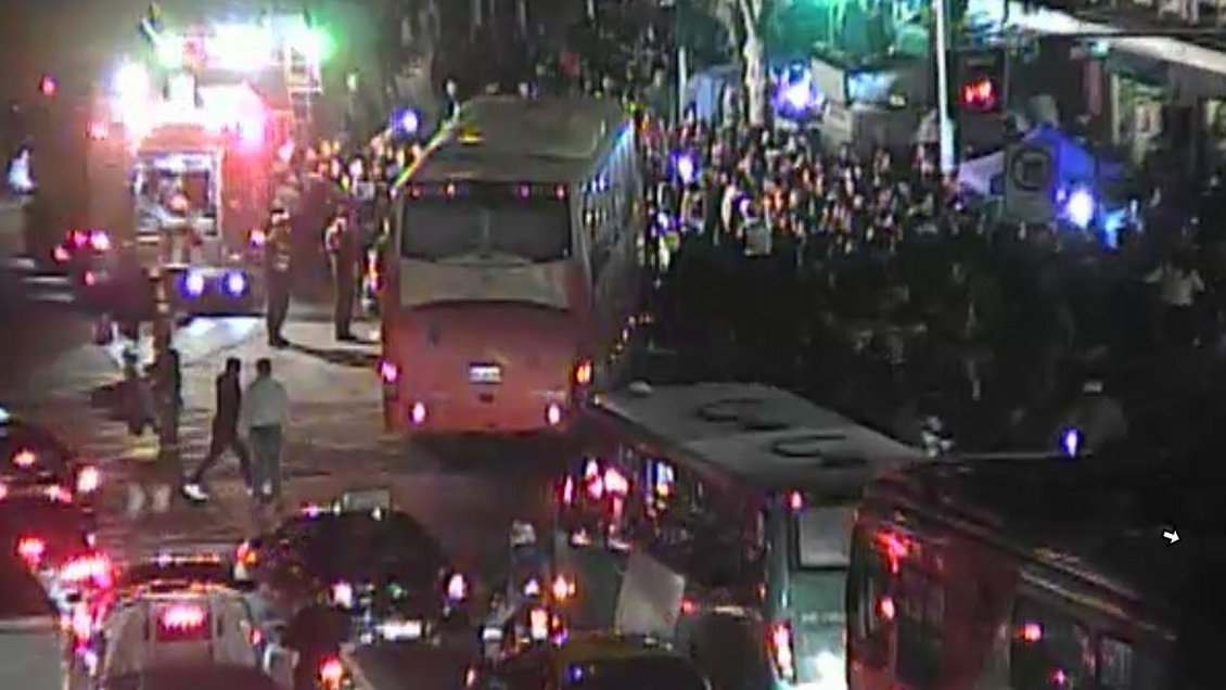 Fuerte choque de bus con radiopatrulla dejó a dos carabineros lesionados